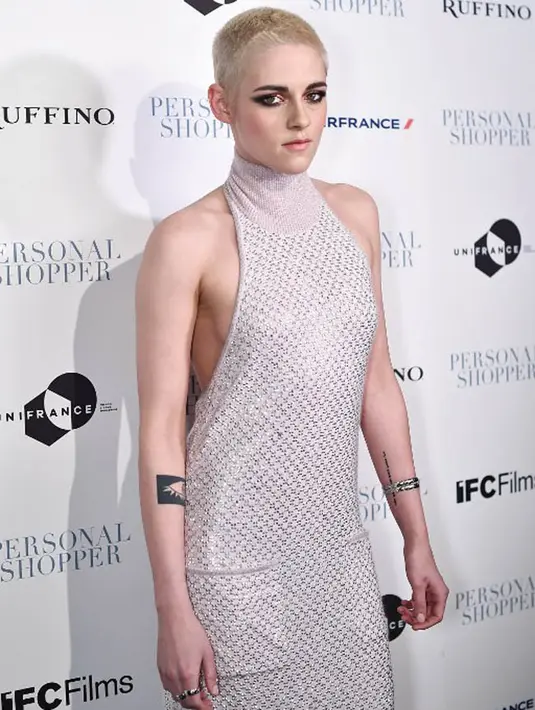Sedangkan Stella tampil memakai bomber jacket berwarna hitam, dan rambut blondenya yang dibuat bergelombanag. Sungguh mempesona tampilan kekasih Kristen Stewart ini. (AFP/Bintang.com)