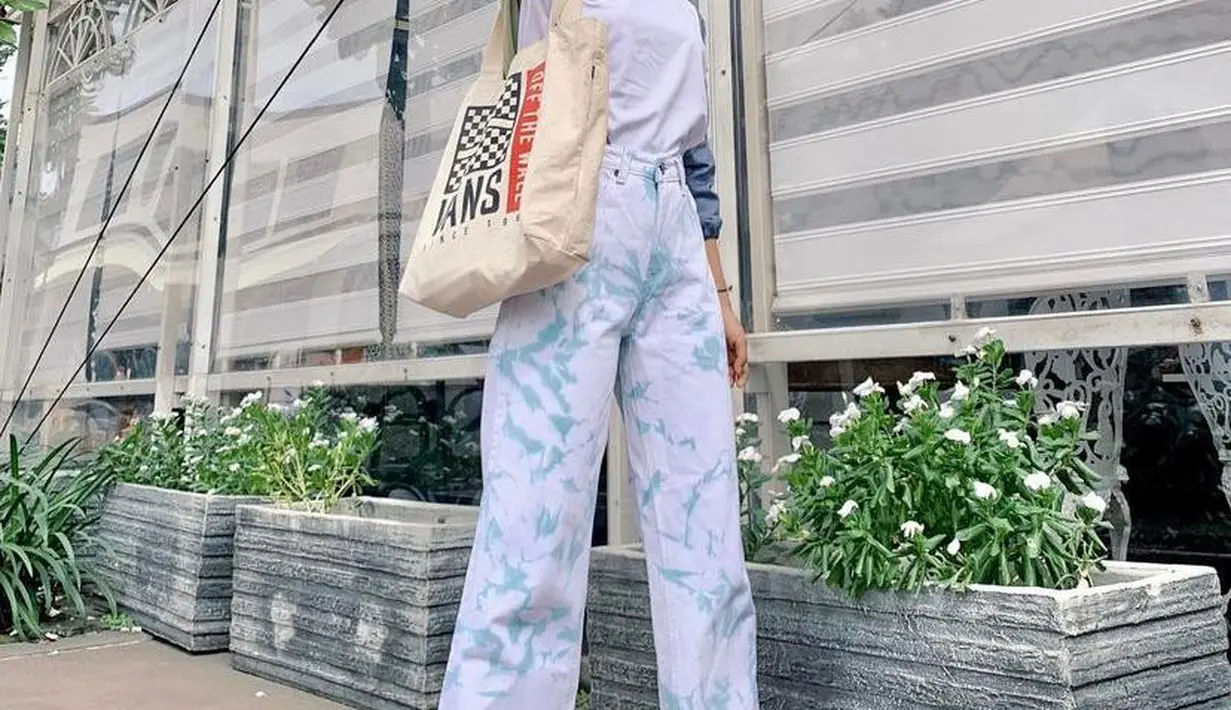Casual style yang simple namun chic, padukan longsleeve tee two tone dengan acid jeans nuansa putih dan biru. Kece! (Instagram/clarayaaa___).
