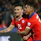 Gelandang Chile, Charles Aranguiz (kiri) melakukan selebrasi usai mencetak gol ke gawang Bolivia saat pertandingan Copa Amerika 2015 di Estadio Nacional, Santiago, Chile, (20/6/2015). Chile menang telak 5-0 atas Bolivia. (REUTERS/Henry Romero)