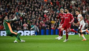 Kiper Galatasaray asal Turki #01 Ugurcan Cakir (kiri) melakukan penyelamatan di depan penyerang Liverpool asal Mesir #11 Mohamed Salah selama pertandingan leg kedua babak 16 besar Liga Champions UEFA antara Liverpool dan Galatasaray di Anfield, Liverpool, Inggris barat laut pada 19 Maret 2026. (Paul ELLIS/AFP)