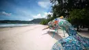 Sebuah pantai yang kosong di Phuket, Thailand (13/9/2020). Pusat Administrasi Situasi COVID-19 Thailand pada Senin (28/9) mengatakan pihaknya akan mengizinkan lebih banyak kategori warga asing masuk ke Thailand mulai Oktober mendatang dan seterusnya. (Xinhua/Zhang Keren)