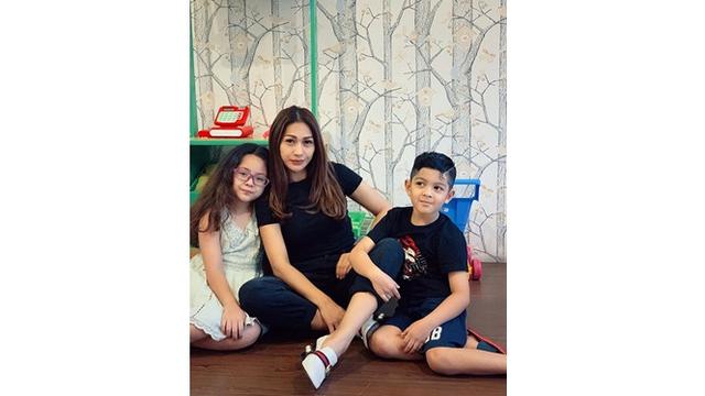 7 Gaya Tata Janeeta dan Kedua Anaknya, Kompak Banget