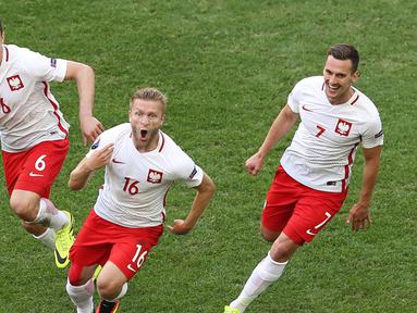 Jakub Blaszczykowski mencetak gol tunggal kemenangan Polandia atas Ukraina pada laga terakhir Grup C Piala Eropa 2016 di Stade Velodrome, Marseille, Selasa (21/6/2016). (AFP/Valery Hache)