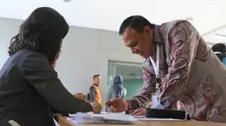 Kapolda Sumsel Irjen POL Firli Bahuri saat mengisi daftar hadir saat mengikuti tes psikologi di Pusdiklat Kemensetneg, Jakarta, Minggu (28/7/2019). Dalam tes psikologi ini diikuti oleh 104 peserta setelah melalui proses seleksi pada tes administrasi. (Liputan6.com/Herman Zakharia)