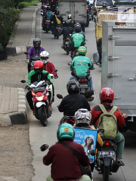 Sejumlah pengendara motor melawan arah saat terjadi kemacetan di Jalan Daan Mogot, Jakarta, Jumat (23/3). Tindakan tersebut dapat membahayakan diri sendiri dan pengendara yang lain. Selain itu juga menambah kemacetan. (Liputan6.com/Arya Manggala)