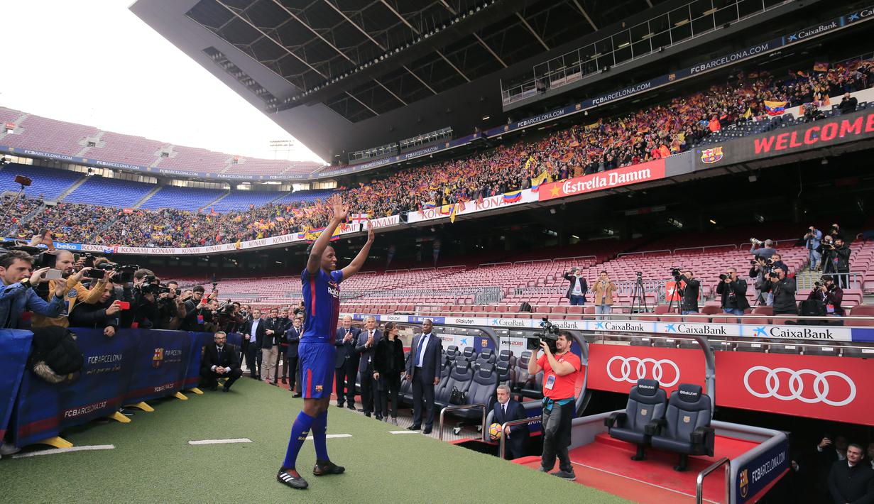 Yerry Mina saat menyapa fans pada sesi perkenalan di Camp Nou stadium, Barcelona, (13/1/2018). Mina didatangkan Barcelona dari Palmeiras sebesar 10.5 juta pounds. (AFP/Pau Barrena)