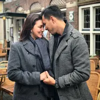 Pasangan Donna Agnesia dan Darius Sinathrya menjalani biduk rumah tangga selama  12 tahun. Pasangan yang telah dikaruniai tiga orang anak itu terlihat harmonis dan makin mesra. (Instagram/darius_sinathrya)