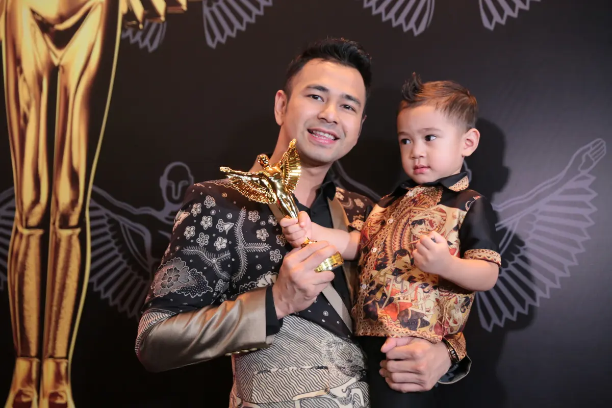 [Bintang] Usilnya Rafathar Saat Raffi Ahmad Main Piano