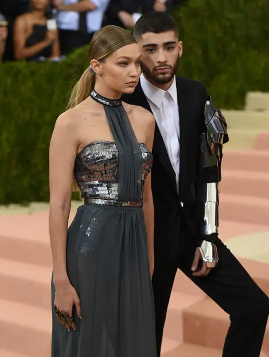 Gigi Hadid, ulang tahun di usianya yang ke 22 tahun mendapat hadiah berupa rangkaian bunga mawar merah dari The Weeknd. Lalu, hadiah apa ya yang dia dapatkan dari Zayn Malik?  (AFP/Bintang.com)