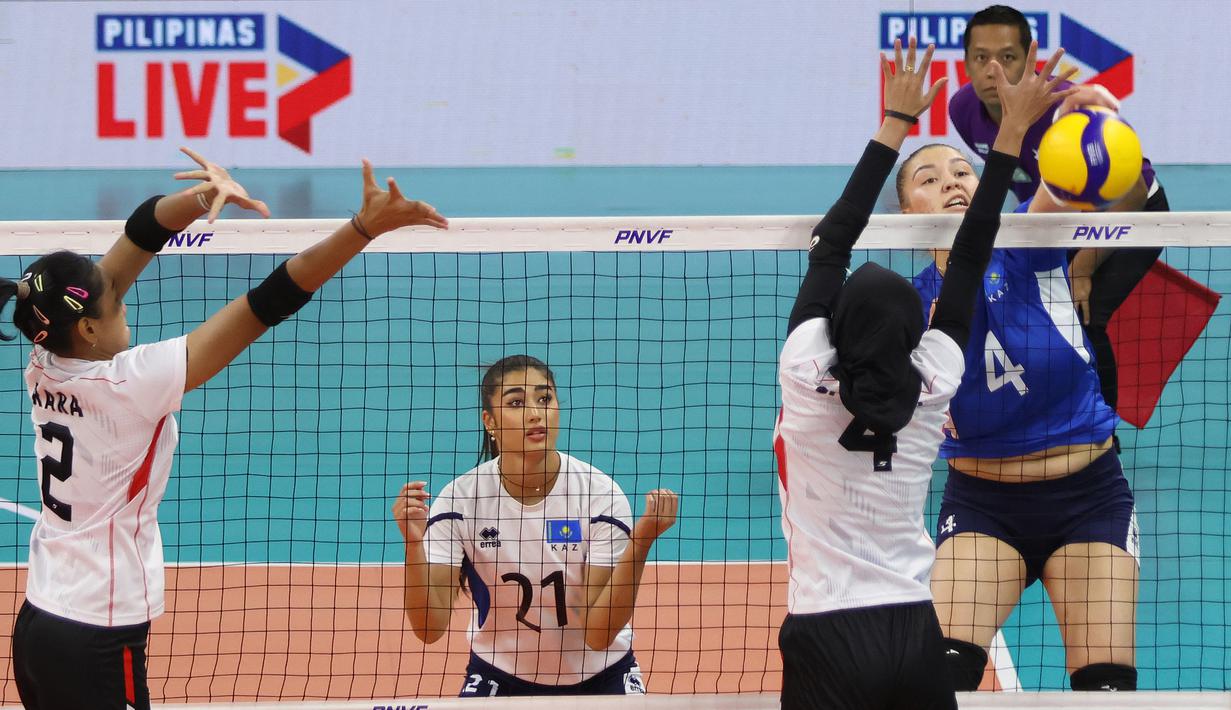 <p>Pemain Timnas voli putri Kazakhstan, Zhanna Syroeshkina melepaskan spike yang berusaha diblok pemain Indonesia, Bela Sabrina pada laga Grup B AVC Challenge Cup 2024 di Rizal Memorial Coliseum, Manila, Filipina, Sabtu (25/5/2024). Kazakhstan menang 3-0 (25-17, 25-13, 25-22). (Asian Volleyball Confederation)</p>