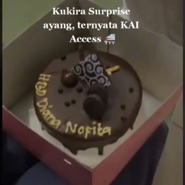 Bukan dari Pacar, Wanita Dapat Kejutan Kue Ulang Tahun dari PT KAI