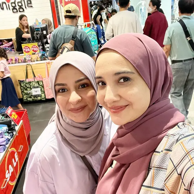 Zaskia Sungkar tak sengaja ketemu teman artis saat di Singapura (Foto: Instagram zaskiasungkar15)