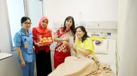Pemberian angpao Imlek untuk pasien di RS Siloam Purwakarta