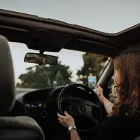 Ilustrasi perempuan mengendarai mobil. Sumber foto: unsplash.com/kevin laminto.