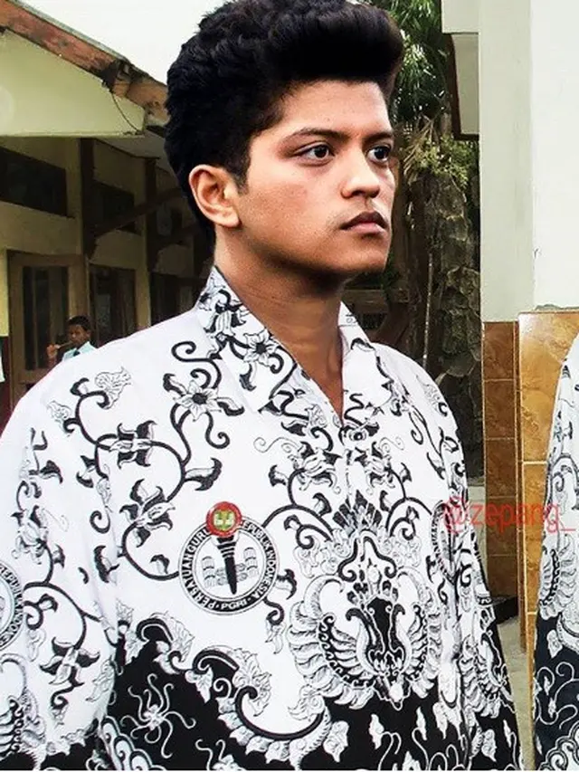 8 Editan Foto Artis Luar Negeri saat Jadi PNS Ini Curi Perhatian