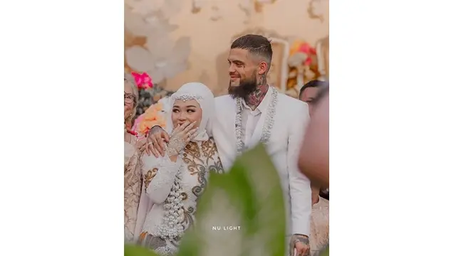 Dikabarkan Hamil Anak Pertama, Ini 7 Potret Mesra Diego Michiels dan Istri
