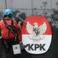 Pekerja membersihkan debu yang menempel pada tembok dan logo KPK di Gedung KPK, Jakarta, Rabu (21/11). Pemprov Papua merupakan daerah yang memiliki risiko korupsi tertinggi dengan. (Merdeka.com/Dwi Narwoko)