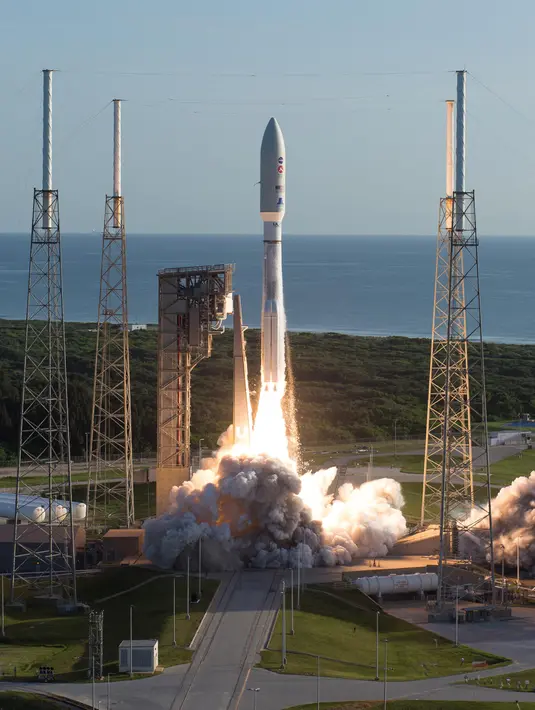 Roket Atlas V United Launch Alliance yang mengangkut Mars Perseverance milik NASA diluncurkan dari Kompleks Peluncuran Antariksa 41 di Pangkalan AU Tanjung Canaveral, Florida, AS, 30 Juli 2020. Peluncuran ini untuk mencari tanda-tanda kehidupan masa lampau di Planet Merah. (Xinhua/NASA/Joel Kowsky)