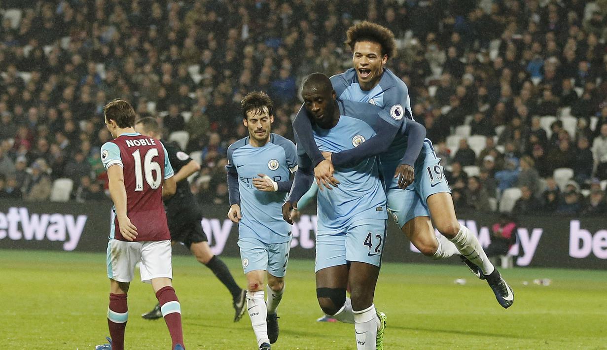 Pemain Manchester City, Yaya Toure (2kiri) menyumbangkan satu gol lewat titik putih saat melawan West Ham pada lanjutan Premier League di Olympic Stadium, London. (1/2/2017). (AP/Frank Augstein)