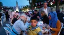 Sejumlah orang berbuka puasa di distrik Sultanahmet, Istanbul, Turki, Sabtu (27/5). Kawasan ini senantiasa ramai saat waktu berbuka di bulan Ramadan. AP Photo / Lefteris Pitarakis)