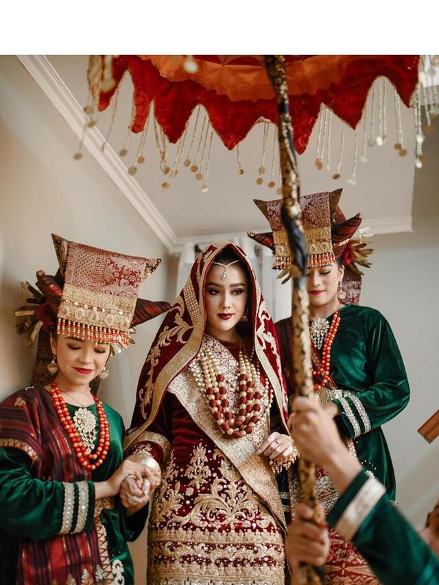 Resmi Menikah, 7 Pesona Intan Aletrino Putri dalam Busana Minangkabau