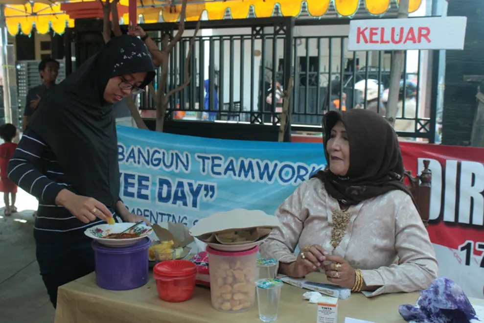 Ibu-ibu cantik menyiapkan kuliner khas daerah hingga ratusan hadiah bagi warga yang mendatangi TPS pemilihan ketua RT di salah satu perumahan di Sumenep, Madura. (Liputan6.com/Mohamad Fahrul)