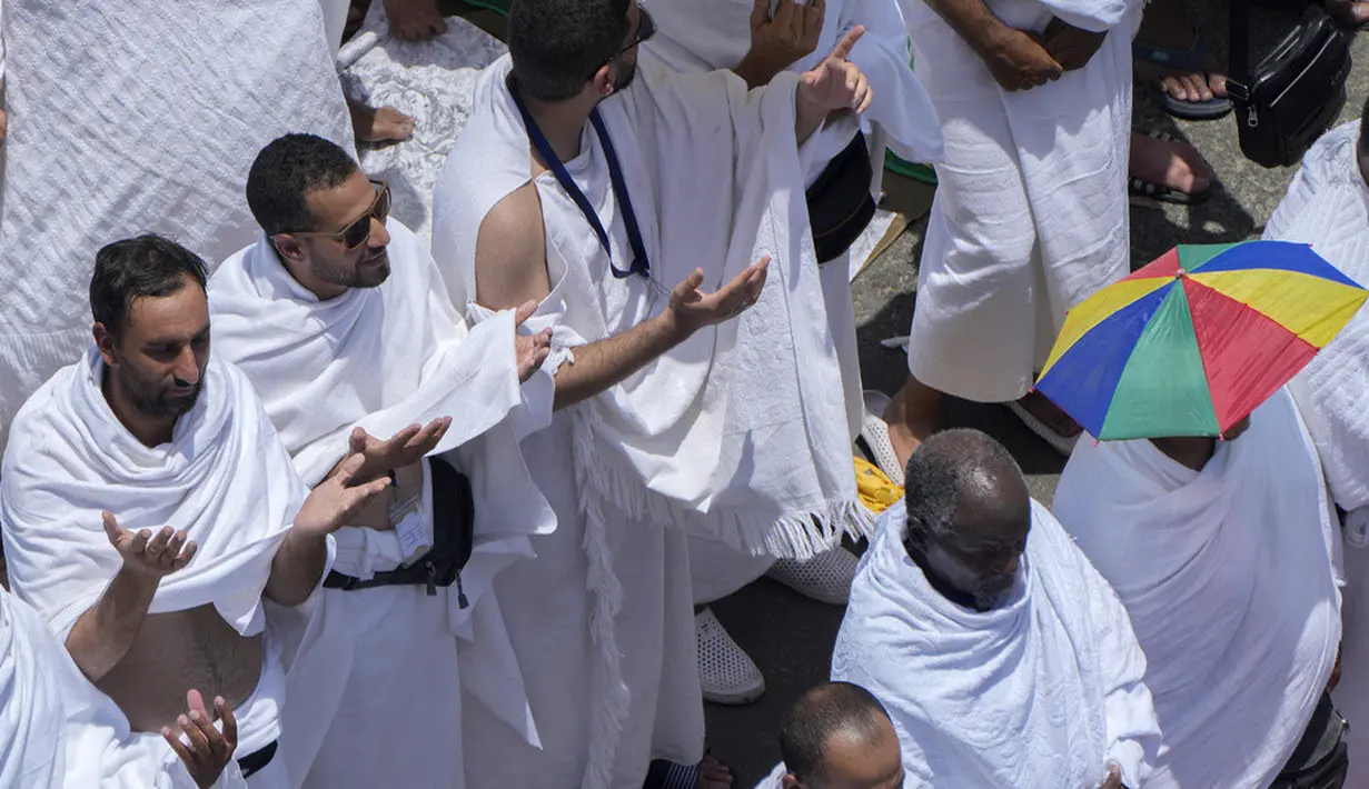 <p>Saat puncak haji seperti wukuf di Arafah, seorang Muslim diharapkan bisa lebih mengenal diri dan penciptanya, Allah SWT sebagai Tuhannya. (AP Photo/Amr Nabil)</p>