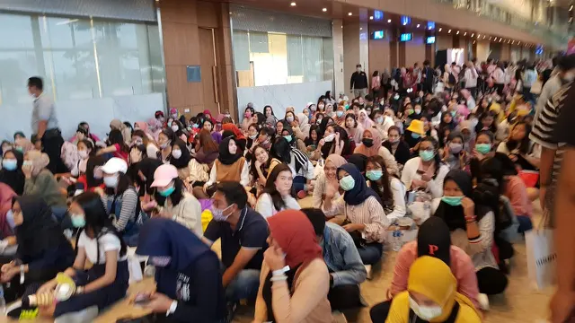 Para penonton fancon Park Jihoon mengenakan masker.