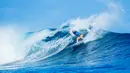 Bethany Hamilton menaklukan ombak besar saat putaran ke dua di Fiji Womens Pro di Cloudbreak pada hari Senin 30 Mei 2016. Bethany mengalahkan Tyler Wright dengan perolehan poin hampir sempurna 9,00 poin. (© WSL/Sloane SOSIAL: @edsloane @wsl)