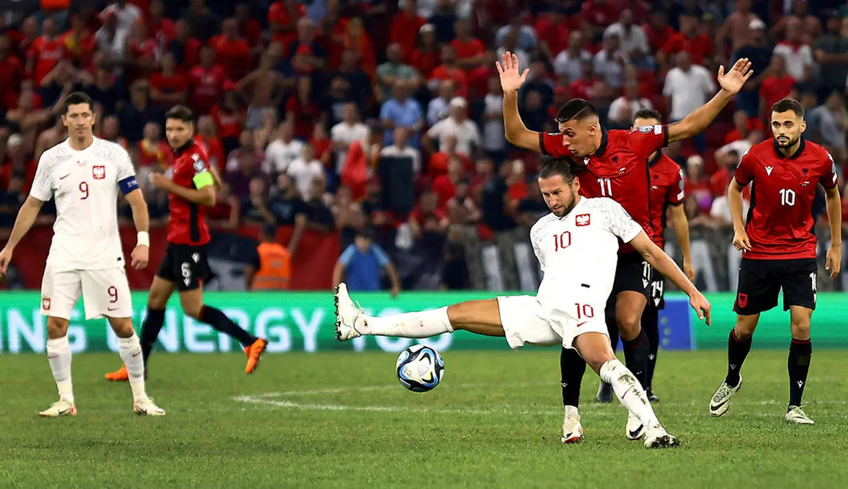 Bertamu ke Stadion Air Albania, Robert Lewandowski dan kawan-kawan sejatinya sudah tampil dominan dengan catatan 61 persen penguasaan bola dan punya 12 total tembakan. Tapi Albania tampil lebih efektif dalam memanfaatkan peluang. (AP Photo/Franc Zhurda)