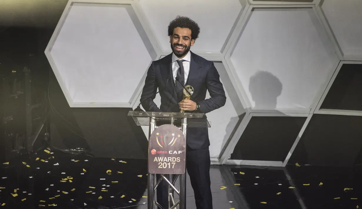 Bintang Liverpool, Mohamed Salah dinobatkan sebagai Pemain Terbaik Afrika 2017 dan menerima CAF awards di Accra International Press Conference, Accra, (4/1/2018). Salah mengalahkan Sadio Mane dan Pierre-Emerick Aubameyang. (AFP/Cristina Aldehuela)