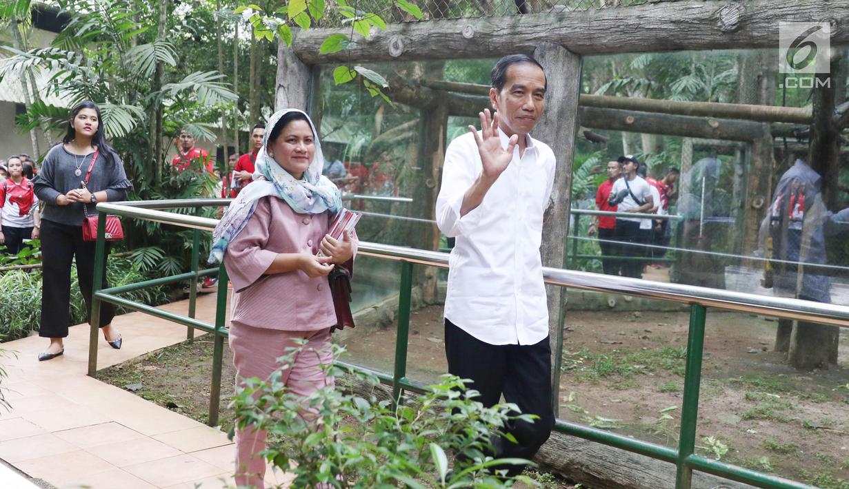 Presiden Joko Widodo menyapa pengunjung saat berlibur di Kebun Binatang Ragunan, Jakarta, Kamis (29/6). Mengisi libur Lebaran, Jokowi beserta keluarga memanfaatkannya untuk berlibur di kebun binatang beserta keluarga. (Liputan6.com/Angga Yuniar)