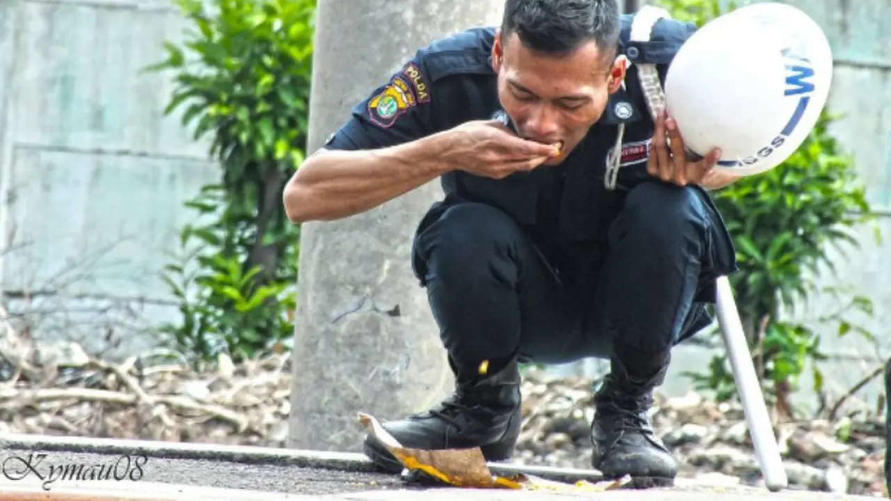 Makan Nasi Bungkus di Lantai, Petugas KAI Ini Buat Netizen Haru