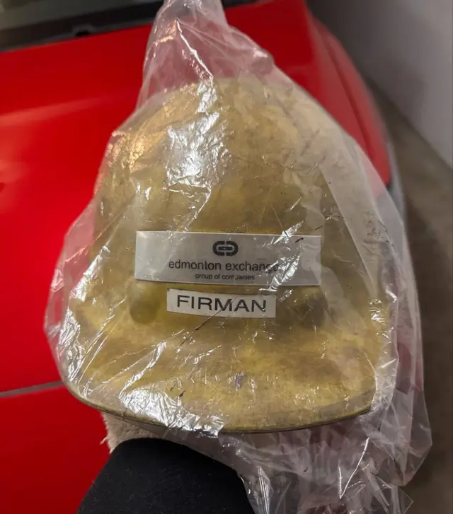 5 Potret Tengku Firmansyah bangga jadi tukang las di Kanada berhelm biru, naik level