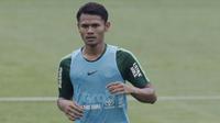 Pemain Timnas Indonesia U-22, Dimas Drajad, mengamati rekannya saat latihan di Stadion Madya, Jakarta, Selasa (15/1). Latihan ini merupakan persiapan jelang Piala AFF U-22. (Bola.com/Yoppy Renato)