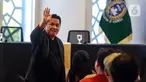 Ketua Umum Perserikatan Sepakbola Seluruh Indonesia (PSSI), Erick Thohir menyapa wartawan sesaat sebelum memberi keterangan terkait perkembangan Timnas Indonesia di Jakarta, Selasa (25/2/2025). (Liputan6.com/Angga Yuniar)