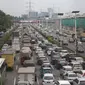 Kendaraan terjebak kemacetan di Tol Jagorawi, Jakarta, Selasa (29/11). Untuk mengurangi kepadatan, PT Jasa Marga (Persero) Tbk akan memberlakukan sistem transaksi terbuka di Jalan Tol Jagorawi mulai Juni 2017 mendatang. (Liputan6.com/Immanuel Antonius)