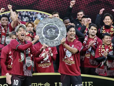 Perhelatan J1 League 2023 kini telah usai, meninggalkan berbagai cerita tak terlupakan yang mungkin tak akan terulang. Tangis, tawa, duka, dan drama menjadi warna di seluruh sudut stadion Negeri Sakura, menjadikan
petualangan musim ini seperti mimpi indah yang tiada akhirnya. Tercatat ada 5 hal menarik yang menghiasi gelaran J1 League sepanjang musim 2023. Apa saja? Simak uraiannya berikut ini. (AFP/Jiji Press/STR)