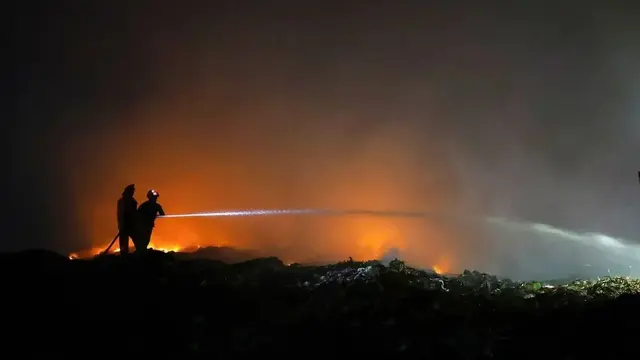 Asap dari kebakaran kawasan tpa jatibarang telah menyebar lima kecamatan. (Liputan6.com/Arief Pramono)