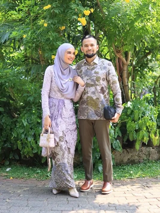 Penampilannya ini dipadu dengan kain batik sebagai rok, yang serasi dengan motif kemeja batik yang dikenakannya suaminya. Penampilannya disempurnakan dengan hijab ungu polos yang serasi. [Foto: Instagram/shireensungkar]