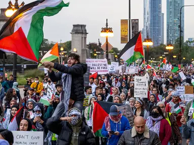 Pendukung Palestina melakukan aksi long march mengecam penyerangan Israel ke wilayah Palestina di Chicago, Amerika Serikat, Rabu (11/10/2023). Ribuan orang melakukan aksi dengan mengibarkan bendera Palestina, membawa poster, dan meneriakkan "Palestina Harus Merdeka". (Tyler Pasciak LaRiviere/Chicago Sun-Times via AP)