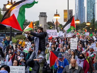 Pendukung Palestina melakukan aksi long march mengecam penyerangan Israel ke wilayah Palestina di Chicago, Amerika Serikat, Rabu (11/10/2023). Ribuan orang melakukan aksi dengan mengibarkan bendera Palestina, membawa poster, dan meneriakkan "Palestina Harus Merdeka". (Tyler Pasciak LaRiviere/Chicago Sun-Times via AP)