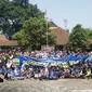 Sejumlah pemain Persib Bandung mengunjungi SLBN Cicendo dalam rangka memperingati Hari Olah Raga Nasional (Haornas) 2019, Senin (9/9/2019). (Liputan6.com/Huyogo Simbolon)