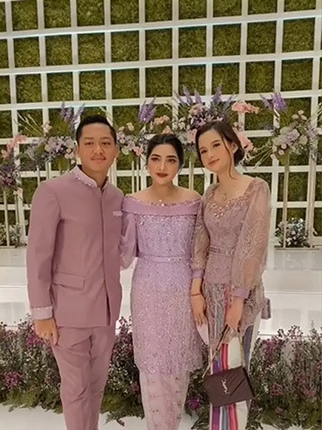 7 Potret Kebersamaan Azriel Hermansyah dengan Sarah Menzel dalam Lamaran Aurel
