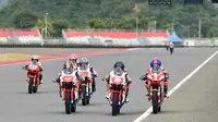 Sejumlah pembalap nasional kelas 150cc U-15 memacu motor balap saat kegiatan free practice 1 pada ajang Kejuaraan National Sportbike &ldquo;Pertamina Mandalika Racing Series 2025&rdquo; yang diselenggarakan di Pertamina Mandalika International Circuit, Lombok, Nusa Tenggara Barat pada Jumat (11/4/2025). Event ini diselenggarakan selama 3 hari pada tanggal 11-13 April 2025.