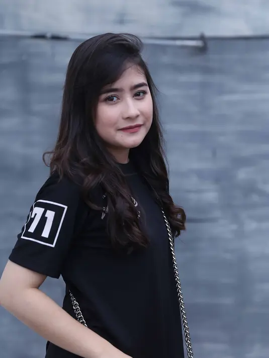 "Waktu ke Korea kan di sana cuacanya dingin, jadi suara aku serak. Aku stok antibiotik. Terus juga sedia perlengkapan semua lah, kayak obat," tambah Prilly. (Nurwahyunan/Bintang.com)