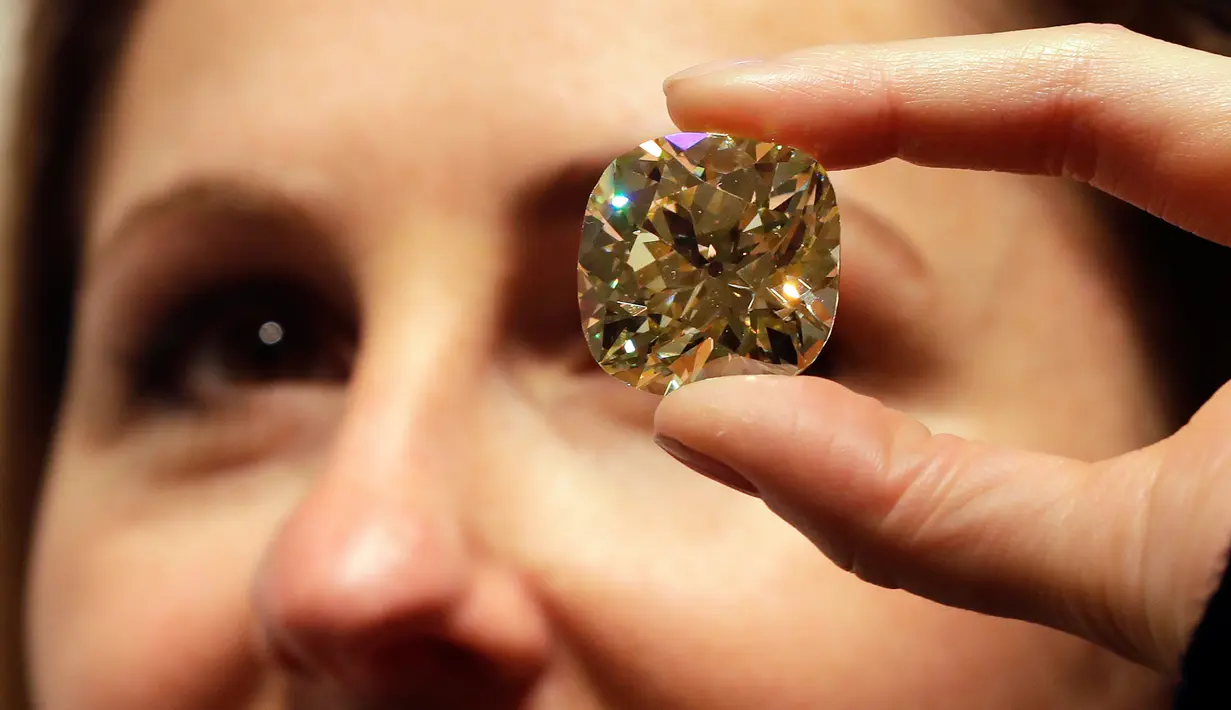 Sebuah berlian 118,05 karat dipamerkan di balai lelang Christie, London, Inggris, Selasa (9/4). Berlian yang ditaksir berharga Rp 35-49 M ini akan dilelang di Geneva Magnificent Jewels pada 15 Mei mendatang. (AP Photo/Kirsty Wigglesworth)