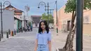 Menikmati liburan, Lyodra tampil santai dengan outfit serba biru. Mengenakan kemeja crop top stripes blue dan bawahannya hot pants jeans / (instagram/lyodraofficial)