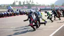 Sejumlah pembalap berlari kearah motor mereka masing-masing saat sesi latihan Shell bLU cRU Yamaha Endurance Festival yang berlangsung di Mandalika International Circuit, Lombok, Nusa Tenggara Barat, Sabtu (21/10/2023). (Bola.com/Ikhwan Yanuar)