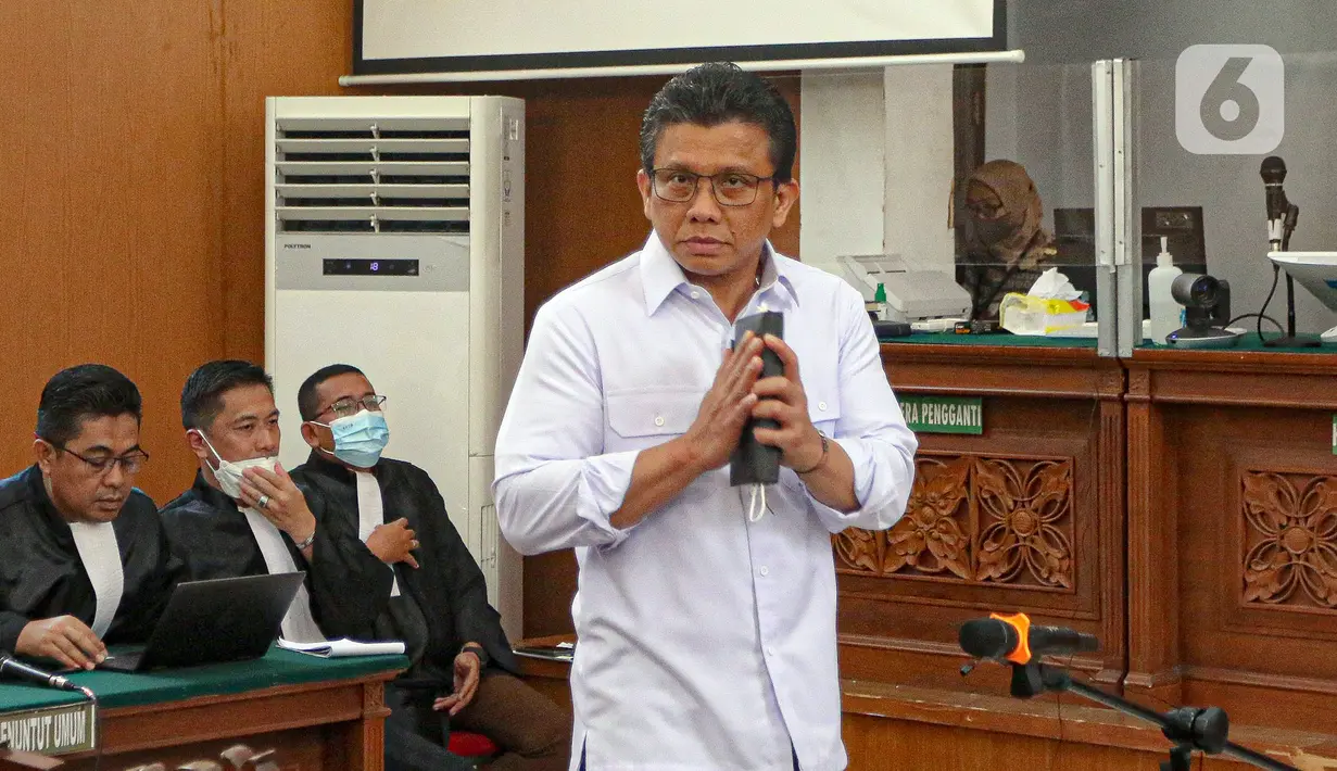 <p>Terdakwa kasus pembunuhan Brigadir Yosua Hutabarat atau Brigadir J, Ferdy Sambo memberikan isyarat saat mengikuti sidang lanjutan di Pengadilan Negeri Jakarta Selatan, Jakarta, Selasa (13/12/2022). Sidang tersebut beragendakan mendengarkan kesaksian tiga orang saksi yakni Richard Eliezer, Ricky Rizal, dan Kuat Ma'ruf. (Liputan6.com/Faizal Fanani)</p>